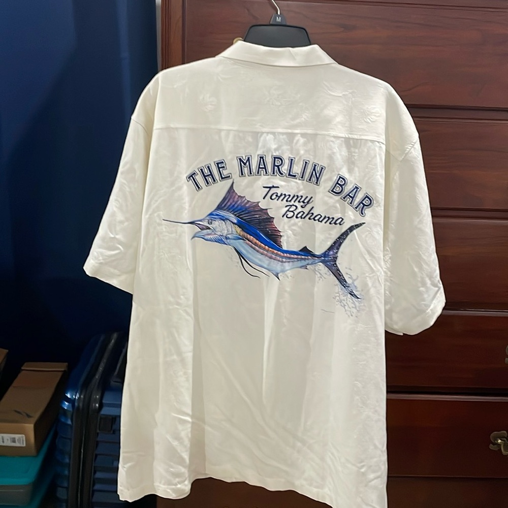 Tommy Bahama men’s XXL 2020 artist series camp shirt. New no tags. $100